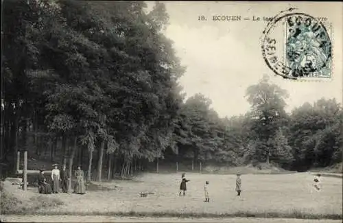 Ak Ecouen Val d’Oise, Spielende Kinder auf einer Wiese