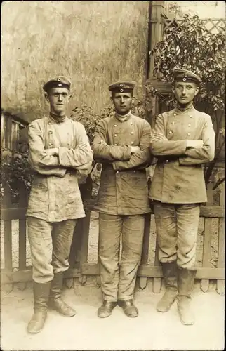 Foto Ak Drei deutsche Soldaten in Uniformen, I WK