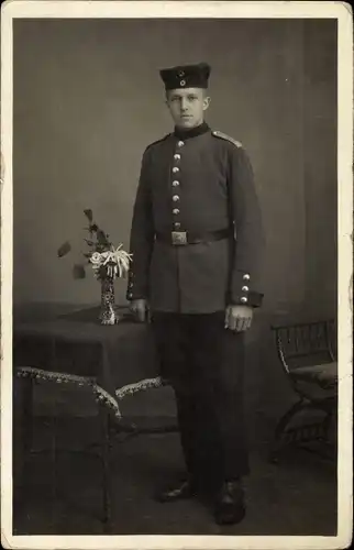 Foto Ak Deutscher Soldat in Uniform, Portrait, Fotograf Th. Lehmstedt, Neubreisach, I WK