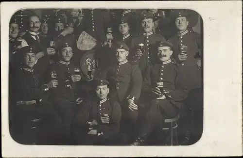 Foto Ak Deutsche Soldaten in Uniformen, Biergläser