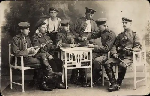 Foto Ak Deutsche Soldaten in Uniformen beim Kartenspiel
