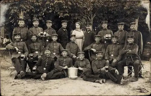 Foto Ak Deutsche Soldaten in Uniformen, Biergläser