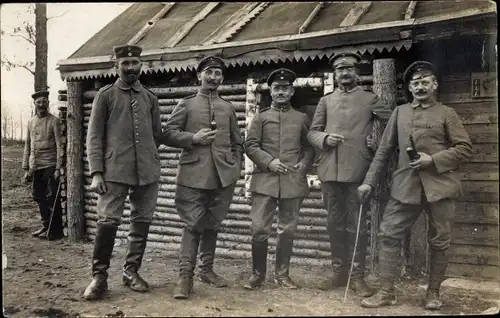 Foto Ak Deutsche Soldaten in Uniformen vor ihrer Unterkunft