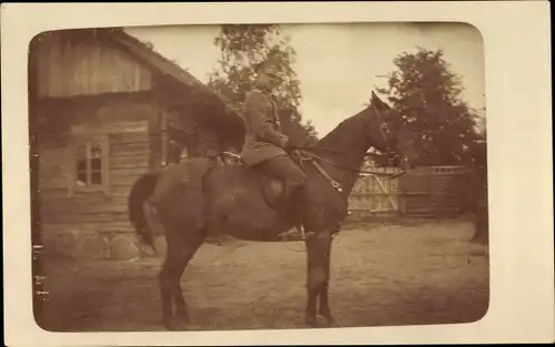 Foto Ak Deutscher Soldat in Uniform, Pferd, Drugi Ossiami 1916