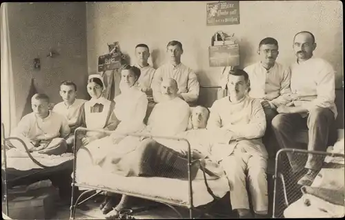 Foto Ak Deutsche Soldaten im Lazarett, Krankenschwestern