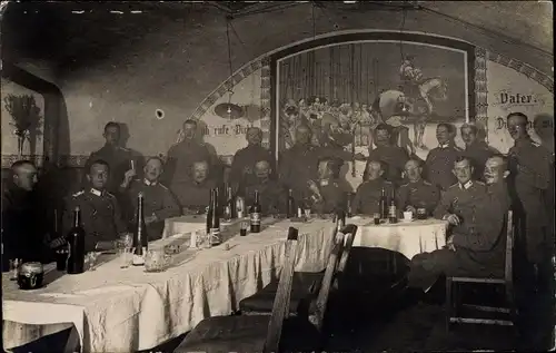 Foto Ak Deutsche Soldaten in Uniformen, Festtafel August 1917