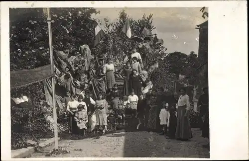 Foto Ak Ingrandes Maine-et-Loire, Frauen und Kinder vor einem Denkmal