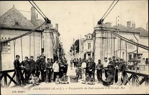 Ak Ingrandes Maine-et-Loire, Vue partielle du Pont suspendu et la Grande Rue, Soldaten