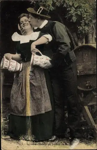 Ak Côtes-d’Armor, Junge Frau und ihr Freund in bretonischer Tracht