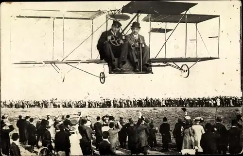 Ak Fotomontage zwei Männer im Flugzeug, Zuschauer