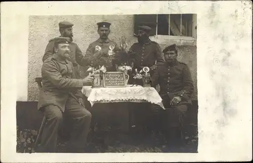 Ak Deutsche Soldaten, WK I, Soldatenleben, Soldaten mit Bierkrügen