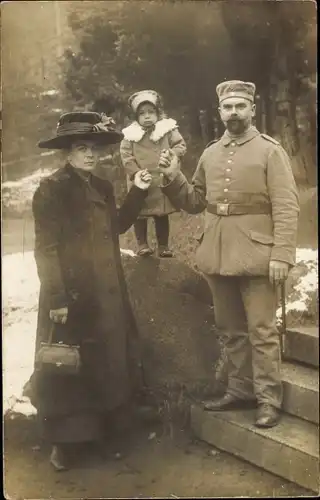 Foto Ak Deutsche Soldaten, WK I, Soldatenleben, Soldat, Bajonett, Frau und Kind