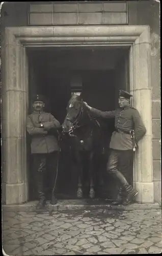 Foto Ak Deutsche Soldaten, WK I, Zwei Soldaten mit Pferd