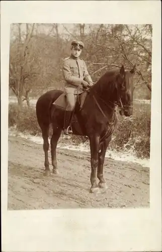 Foto Ak Deutsche Soldaten, WK I, Soldat auf Pferd