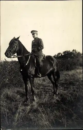 Ak Deutsche Soldaten WK I, Soldat auf einem Pferd