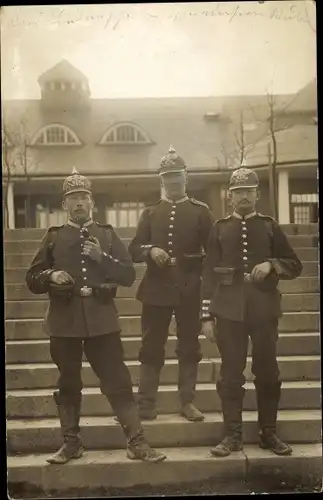 Foto Ak Deutsche Soldaten WK I, Drei Soldaten mit Pickelhaube