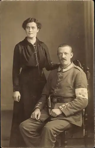 Ak Deutsche Soldaten WK I, Sanitäter in Uniform mit Frau