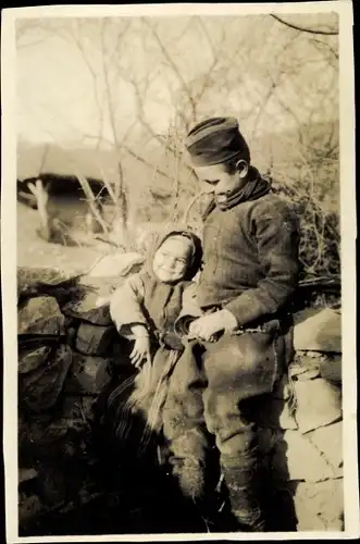 Foto Ak Deutscher Soldat mit serbischem Kind, I. WK
