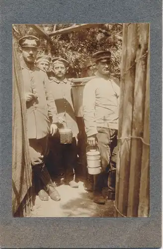 Ak Deutsche Soldaten WK I, Soldaten im Unterstand mit Essenbehältern