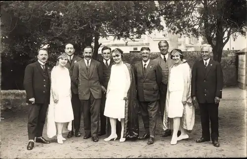 Foto Ak Maine et Loire, Frauen in Kostümen, Männer in Anzügen