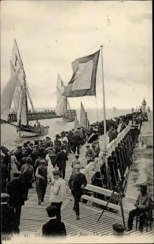 Ak Deauville Calvados, Les Jetees, Un Jour de Regates