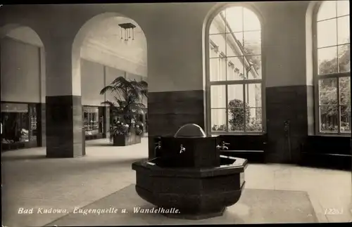 Ak Kudowa Zdrój Bad Kudowa Schlesien, Eugenquelle, Wandelhalle