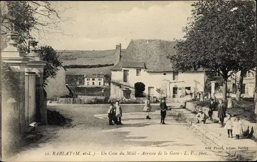 Ak Rablay Maine-et-Loire, Un Coin du Mail, Arrivee de la Gare
