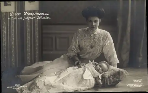 Ak Kronprinzessin Cecilie von Preußen mit ihrem jüngsten Sohn