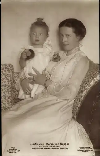 Ak Gräfin Ina Maria von Ruppin mit Sohn, Gemahlin von Oskar Prinz von Preußen, Portrait