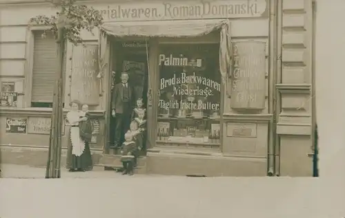 Foto Ak Berlin?, Geschäft mit Inhaber Frau und Kindern, Materialwaren, Backwaren