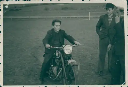 Foto Junge fährt Motorrad auf einem Fußballplatz, Krad