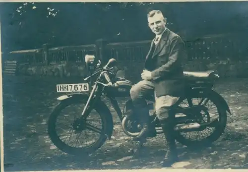 Foto Mann im Anzug sitzt auf einem Motorrad, Krad, 1938
