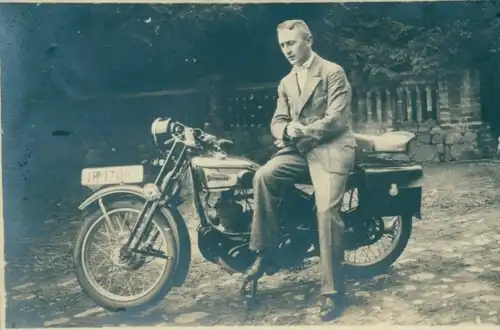 Foto Mann im Anzug sitzt auf einem Motorrad, Krad, 1938