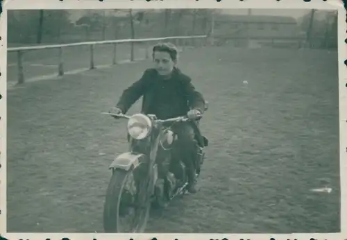 Foto Junge fährt Motorrad auf einem Fußballplatz