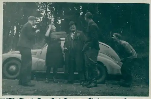 Foto Gruppenbild neben einem Auto, Schnappschuss, Gelächter