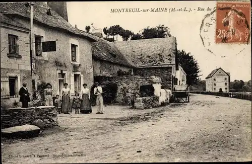 Ak Montreuil sur Maine Maine-et-Loire, Straßenpartie im Ort