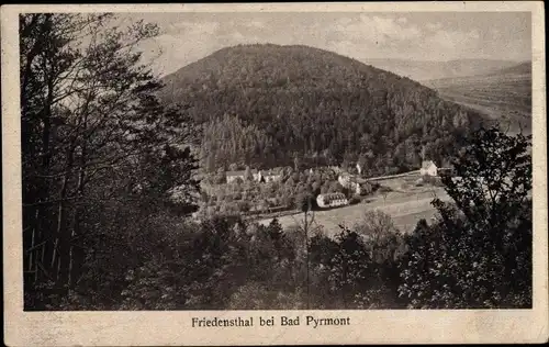 Ak Friedensthal Löwensen Bad Pyrmont in Niedersachsen, Blick durch die Baumkronen nach Ort