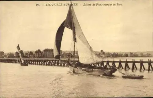 Ak Trouville sur Mer Calvados, Bateau de Pêche entrant au Port