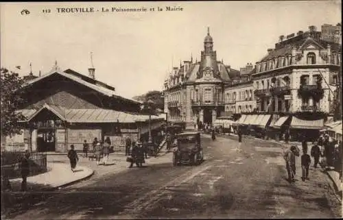 Ak Trouville Calvados, La Poissonnerie et la Mairie