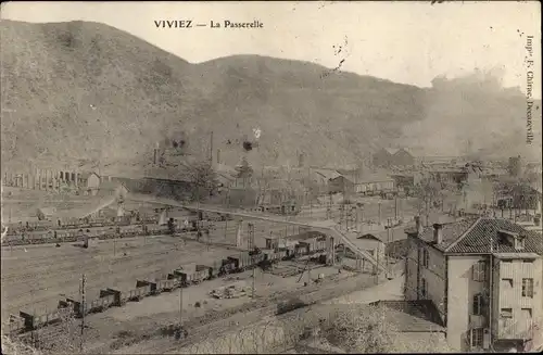 Ak Viviez Aveyron, La  Passerelle, la Gare