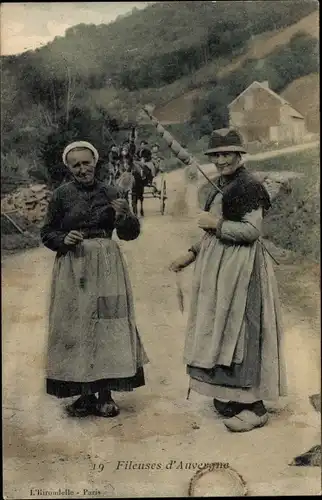 Ak Fileuses d'Auvergne, Frauen in Auvergne-Tracht