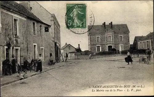 Ak Saint Augustin des Bois Maine-et-Loire, La Mairie vue de la Place