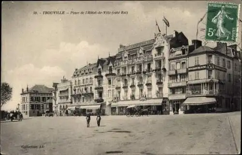 Ak Trouville Calvados, Place de l'Hôtel de Ville