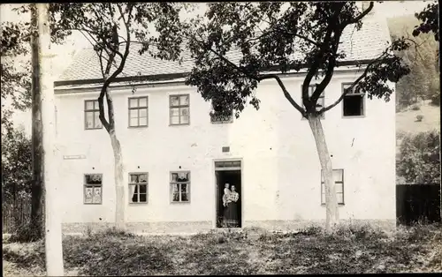 Foto Ak Bad Leutenberg Thüringen, Wohnhaus, Wurzbacher Straße, Mutter mit Kind