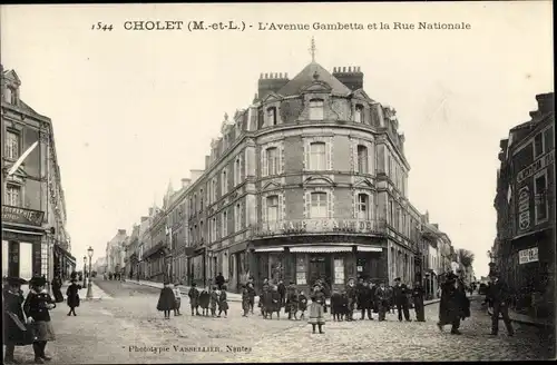 Ak Cholet Maine et Loire, L'Avenue Gambetta et la Rue Nationale