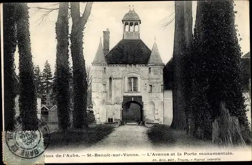 Ak St Benoit sur Vanne Aube, L'Avenue et la Porte monumentale