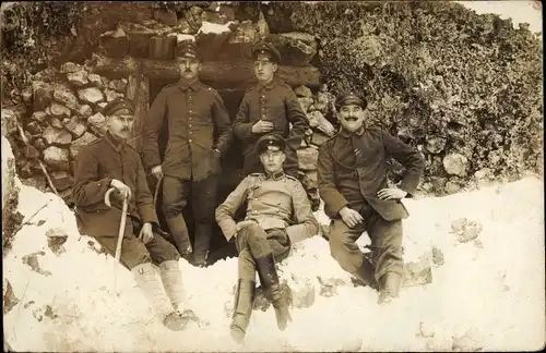 Foto Ak Deutsche Soldaten, WKI, Fünf Soldaten vor einem Unterstand