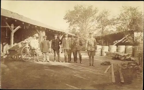 Foto Ak Deutsche Soldaten, WK I, Soldaten auf Gehöft