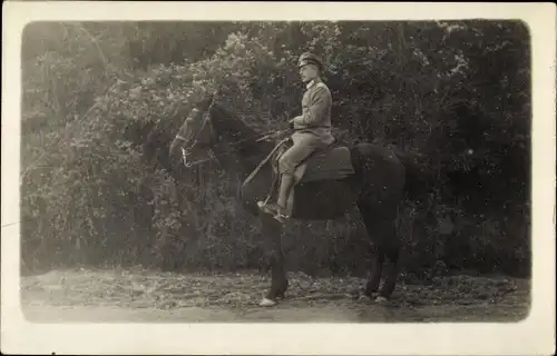 Foto Ak Deutscher Soldat auf Pferd