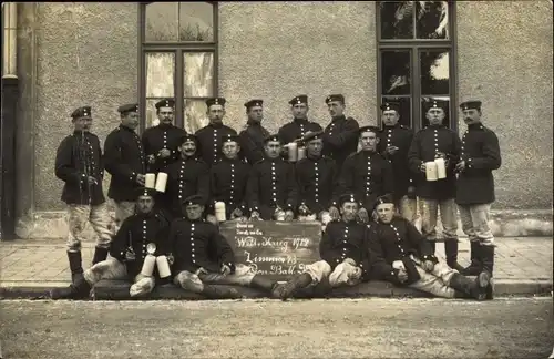 Foto Ak Deutsche Soldaten, WK I, Gruppenbild Soldaten mit Bierkrügen